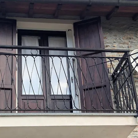 The Quiet Yellow House בית נופש