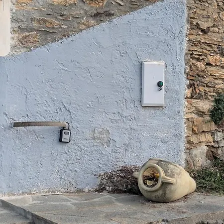 בית נופש The Quiet Yellow House