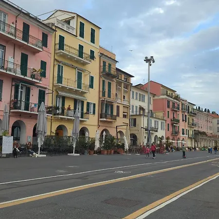 The Quiet Yellow House Дом отдыха